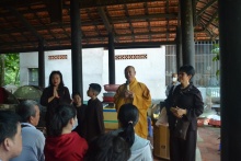 Chùa Hương Hải Thiền Viên trao quà tết cho bà con tại Sóc Trăng